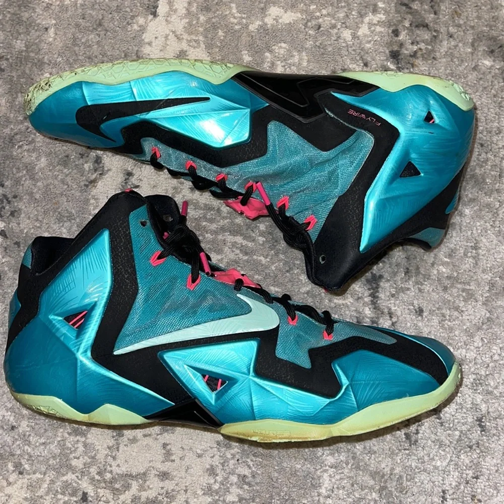Nike | LeBron James 11 South Beach - Picture 2 of 9